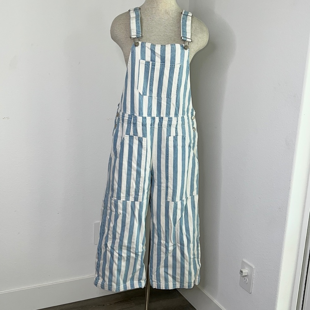 🔹 Signature 8 Striped Crop Overalls